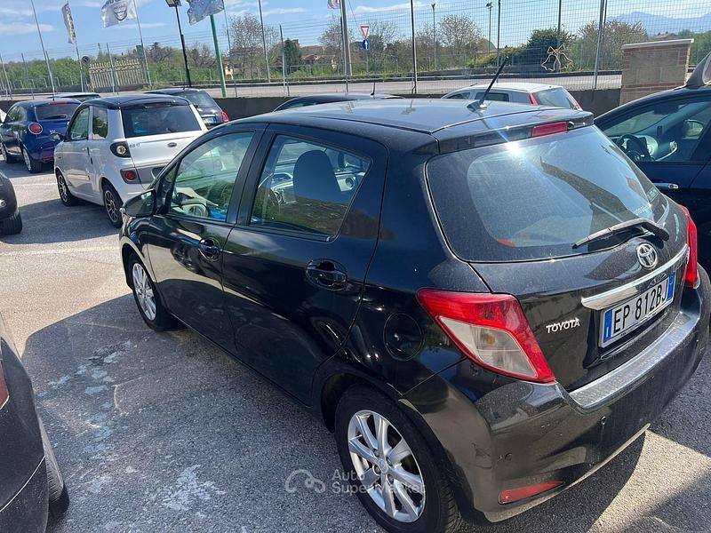 Usata Toyota Yaris 69 CV (50 kW) 2012 Nero Utilitaria