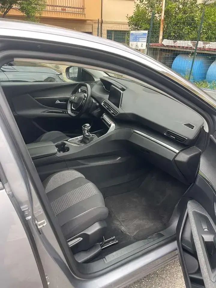 Usata Peugeot 3008 Allure 131 CV (96 kW) 2021 Argento SUV