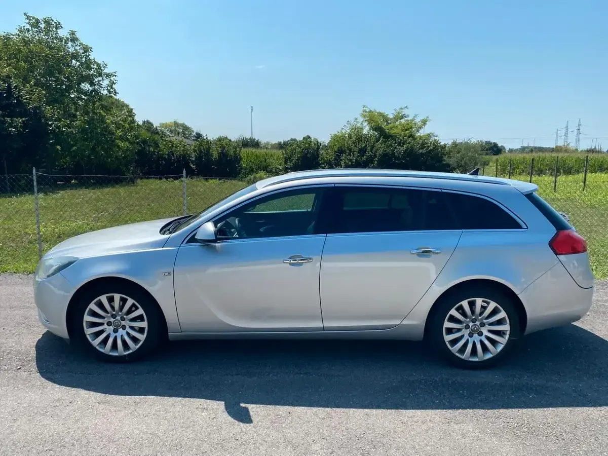 Usata Opel Insignia Cosmo 160 CV (117 kW) 2010 Argento Station wagon