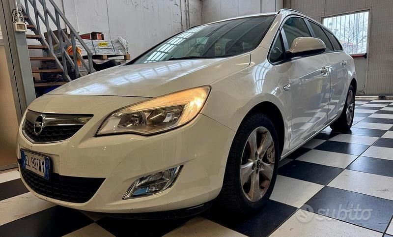 Usata Opel Astra 140 CV (102 kW) 2012 Bianco Station wagon