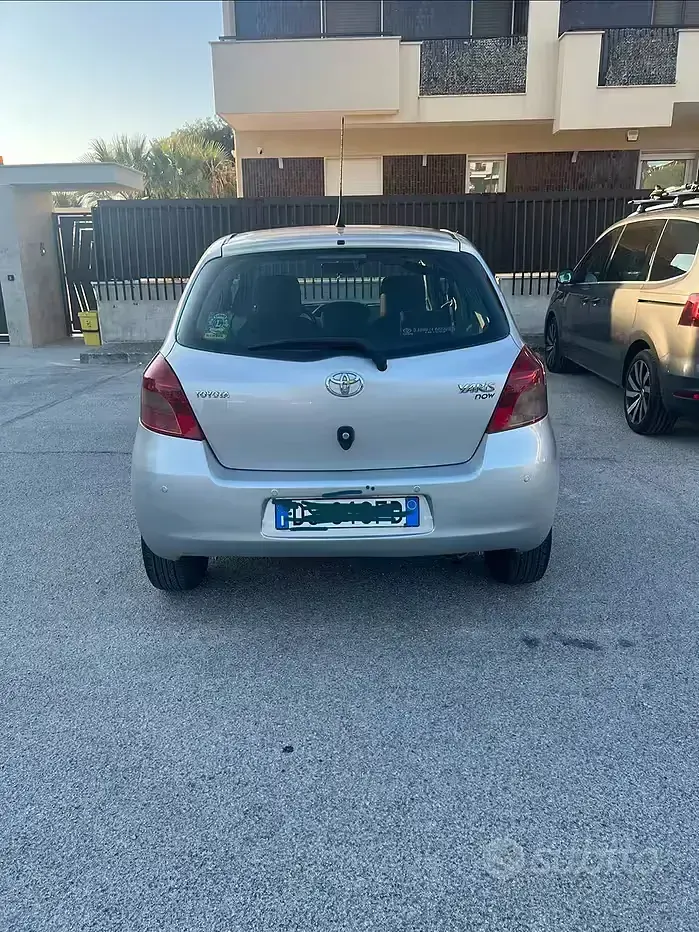 Usata Toyota Yaris 65 CV (47 kW) 2008 Grigio Utilitaria