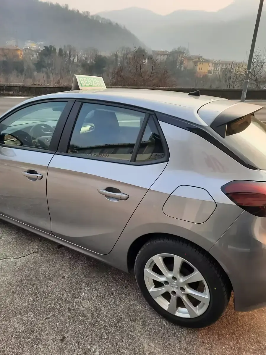 Używany Opel Corsa Elegance 75 KM (55 kW) 2021 Srebrny Sedan/Limuzyna