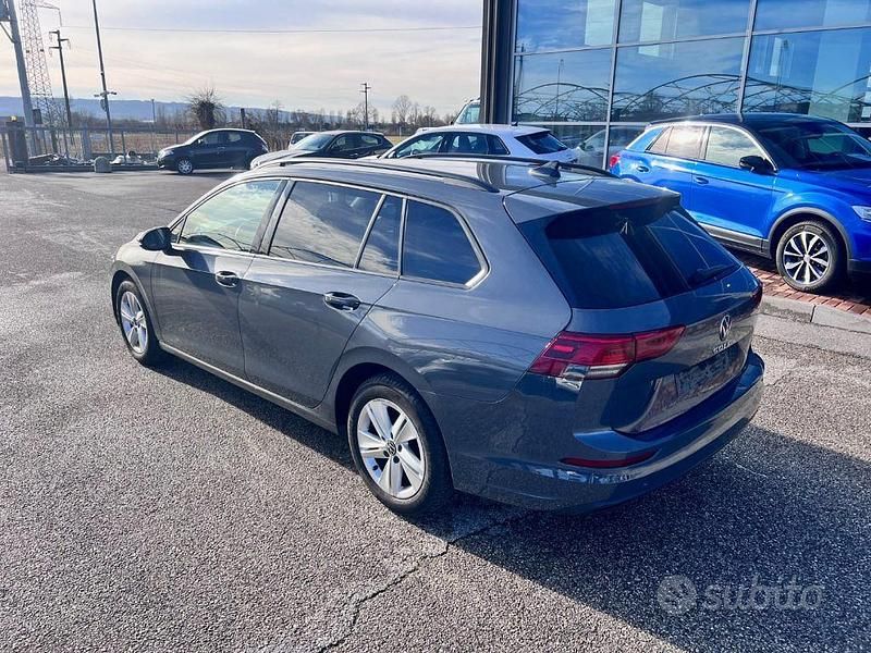 Usata VW Golf VIII Life 116 CV (85 kW) 2021 Grigio Station wagon