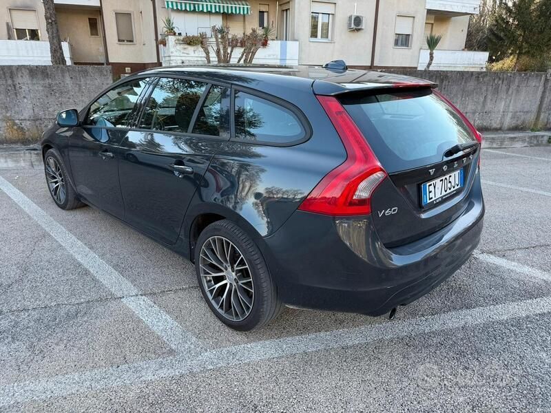 Käytetty Volvo V60 115 HP (84 kW) 2015 Musta Farmari