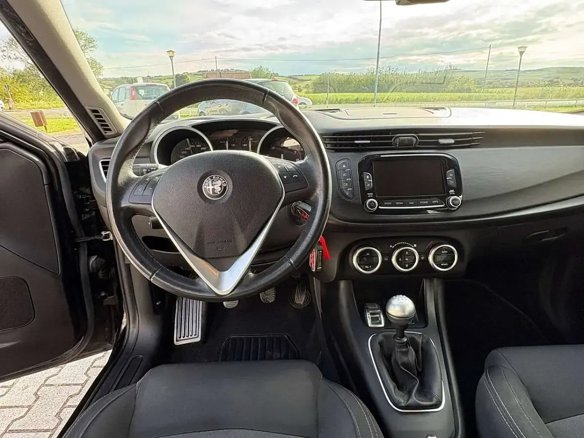 Second-hand Alfa Romeo Giulietta 120 CP (88 kW) 2018 Negru Hatchback