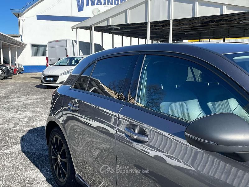 Usata Mercedes A180 Premium 116 CV (85 kW) 2020 Grigio Berlina