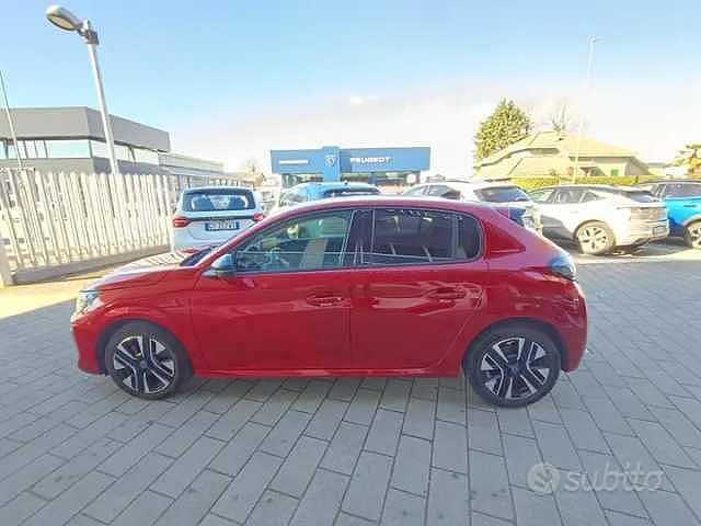 Usata Peugeot 208 Allure 101 CV (74 kW) 2024 Rosso elixir Utilitaria