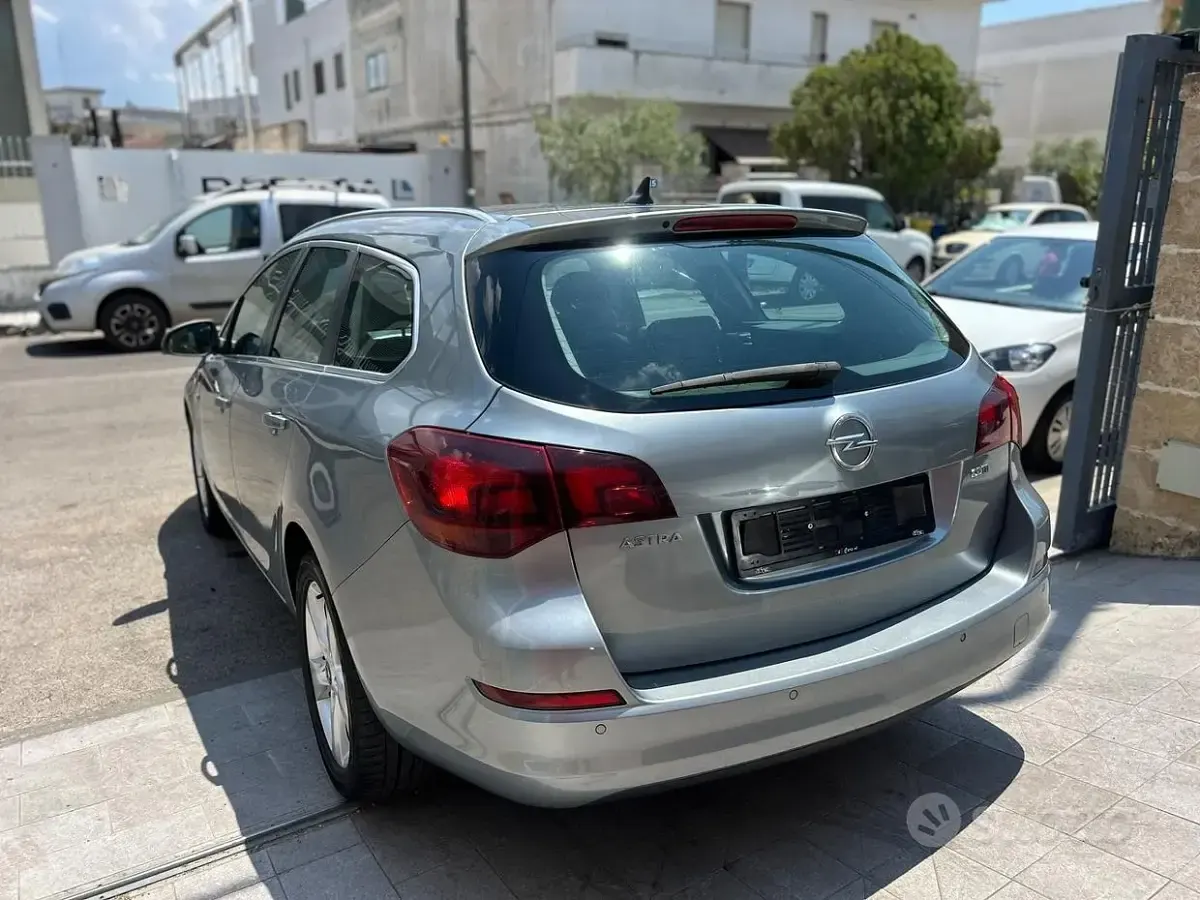 Usata Opel Astra 110 CV (80 kW) 2011 Blu Berlina