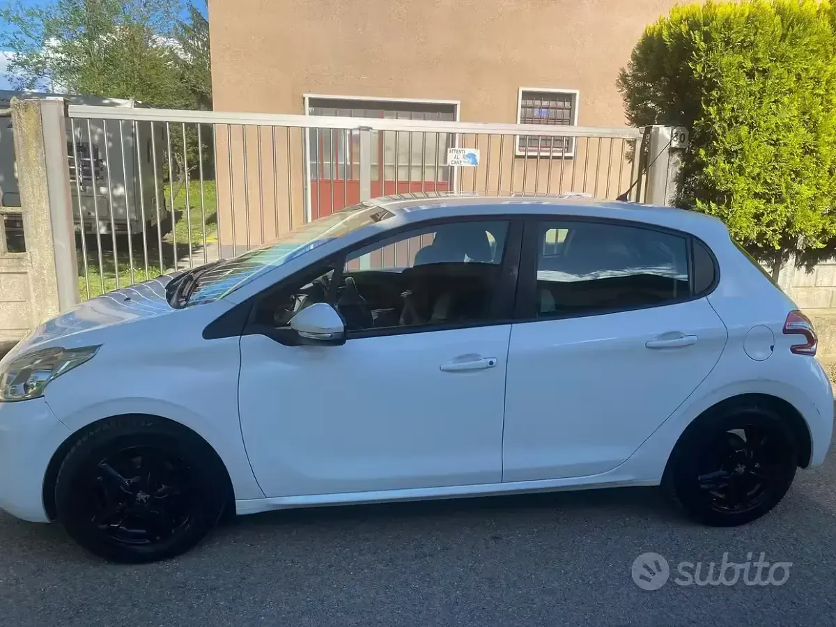 Usata Peugeot 208 68 CV (50 kW) 2013 Bianco Utilitaria