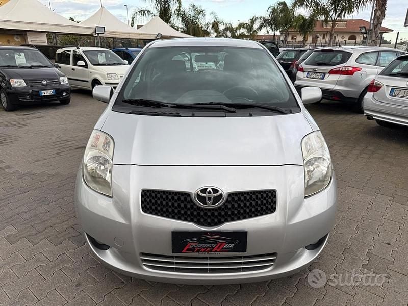 Usata Toyota Yaris Sol 90 CV (66 kW) 2009 Grigio Utilitaria