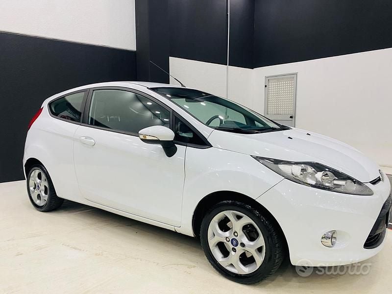 Usata Ford Fiesta Titanium 71 CV (52 kW) 2013 Bianco Berlina