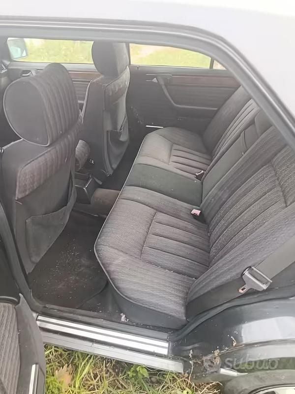 Usata Mercedes E200 122 CV (89 kW) 1990 Nero Berlina