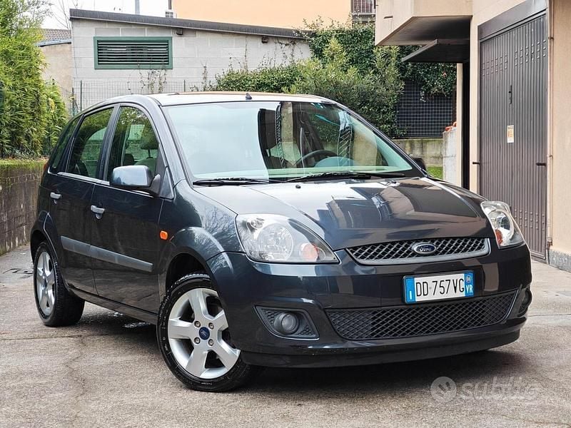 Usata Ford Fiesta 75 CV (55 kW) 2006 Grigio Utilitaria