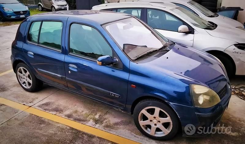 Usata Renault Clio II 100 CV (73 kW) 2001 Blu Berlina