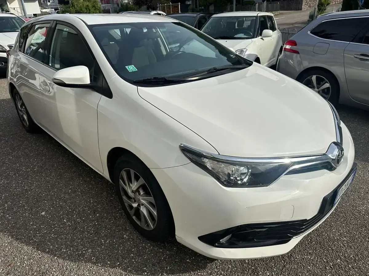 Usata Toyota Auris Comfort 116 CV (85 kW) 2016 Super white 2 Utilitaria