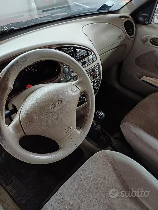 Rosso Usata 1996 Ford Fiesta Ghia Due volumi | 850 € (Ottimo prezzo) - Immagine 1/4