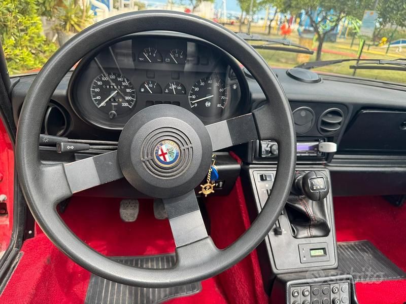 Usata Alfa Romeo Spider 128 CV (94 kW) 1989 Rosso Cabrio