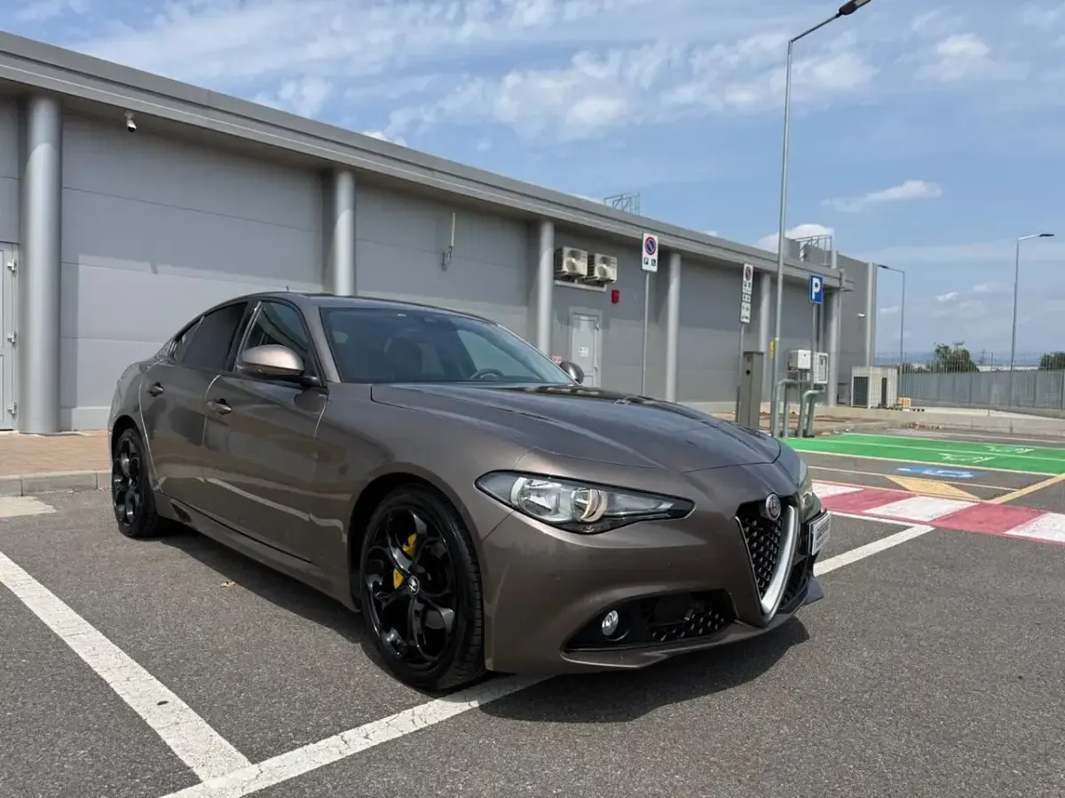 Usata Alfa Romeo Giulia Super 180 CV (132 kW) 2018 Marrone Berlina