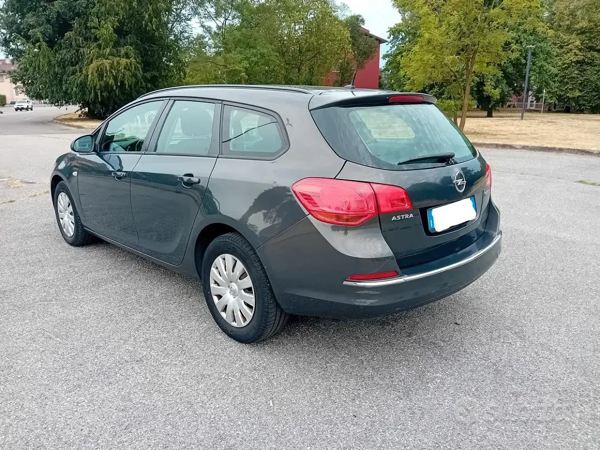 Usata Opel Astra Cosmo 110 CV (80 kW) 2014 Grigio Station wagon