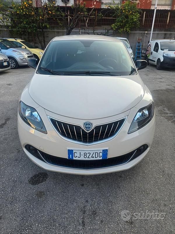 Usata Lancia Ypsilon Gold 69 CV (50 kW) 2022 Beige Utilitaria