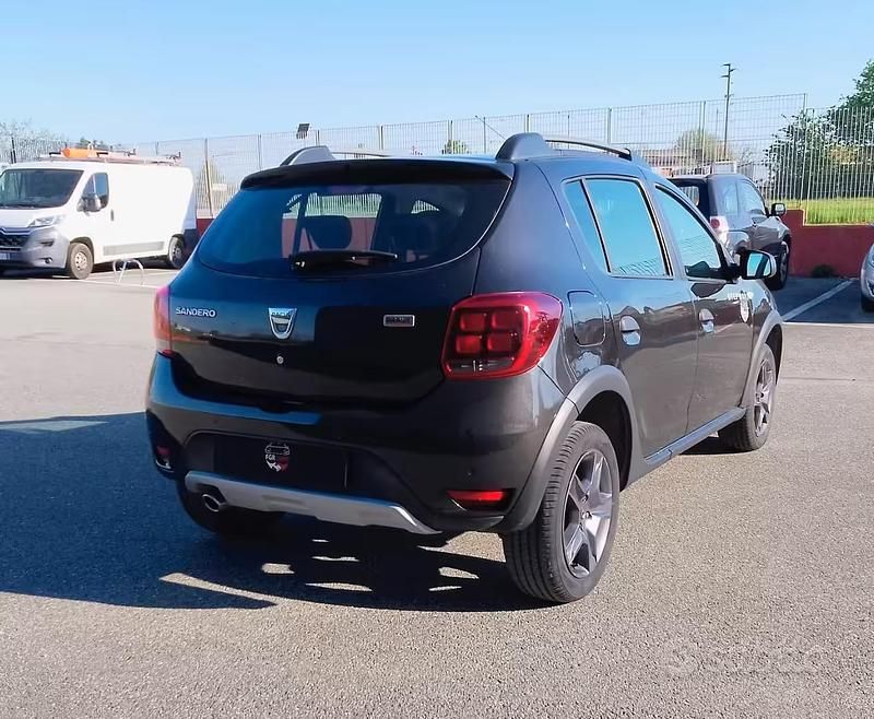 Usata Dacia Sandero Stepway 90 CV (66 kW) 2017 Marrone Berlina