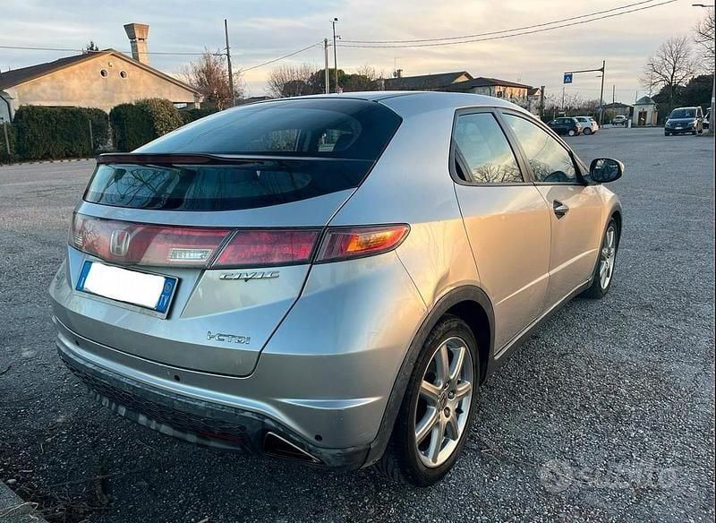 Usata Honda Civic 140 CV (102 kW) 2006 Berlina