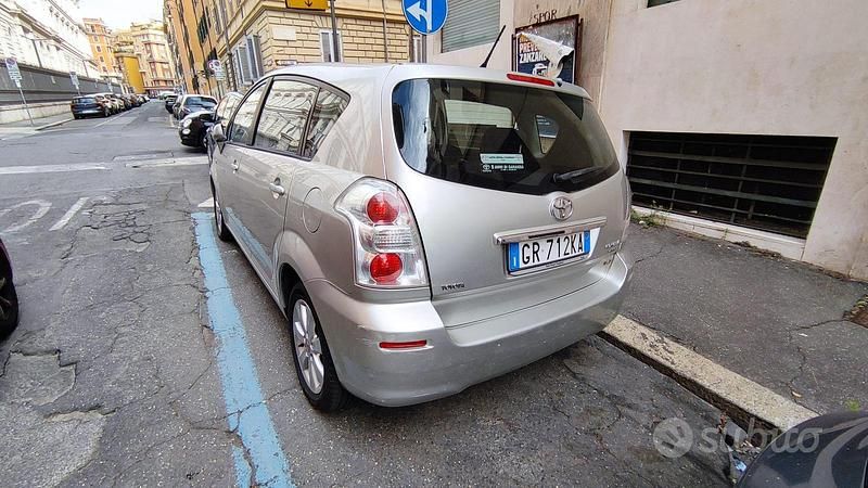 Usata Toyota Corolla Verso 136 CV (100 kW) 2008 Grigio Monovolume