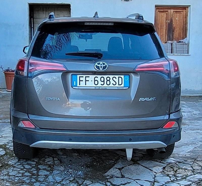Usata Toyota RAV4 Lounge 143 CV (105 kW) 2016 Marrone SUV