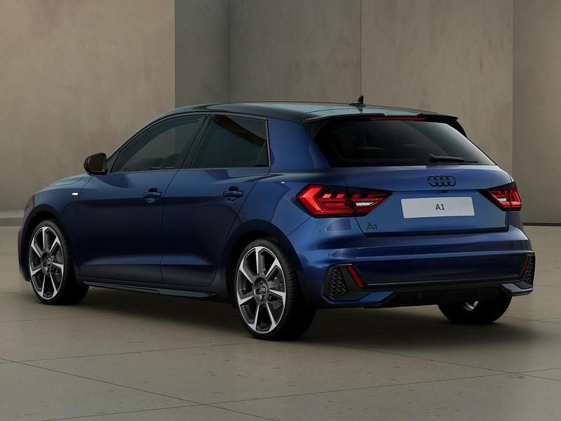Nuova Audi A1 Sportback Design 116 CV (85 kW) 2025 Blu navarra metallizzato nero mito metal Utilitaria