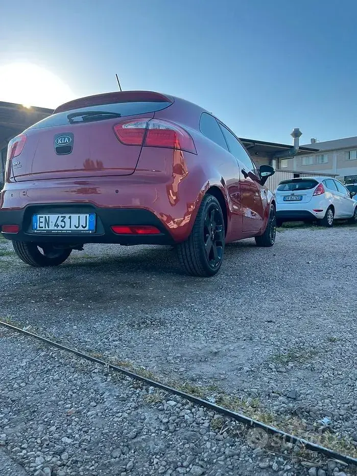 Käytetty Kia Rio 85 HP (62 kW) 2012 Punainen Sedan