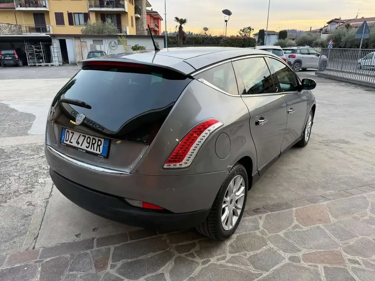 Usata Lancia Delta 120 CV (88 kW) 2010 Grigio Utilitaria