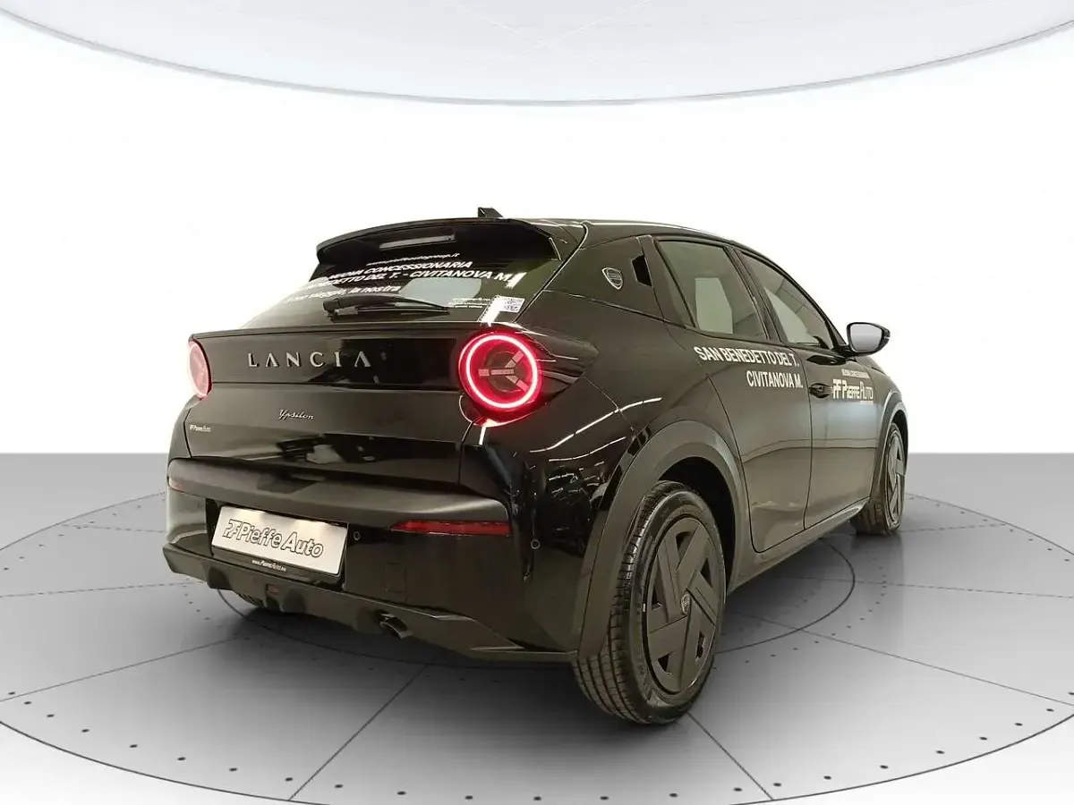 Nuova Lancia Ypsilon 109 CV (80 kW) 2025 Vernice nero ardesia Utilitaria