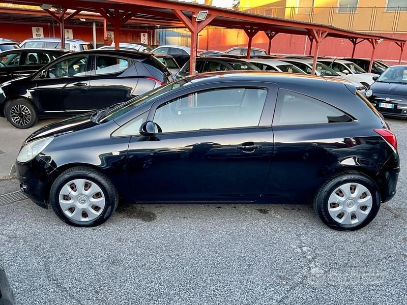 Usata Opel Corsa Club 65 CV (47 kW) 2011 Nero Berlina