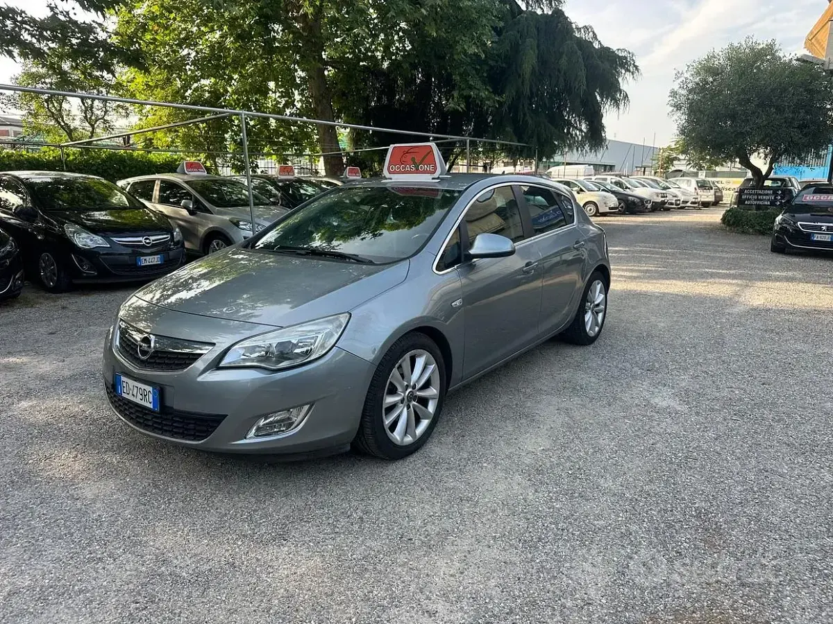 Usata Opel Astra Cosmo 125 CV (91 kW) 2010 Grigio Berlina