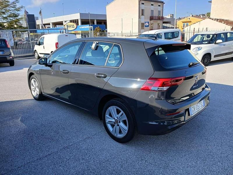 Usata VW Golf VIII Life 110 CV (80 kW) 2023 Grigio Berlina
