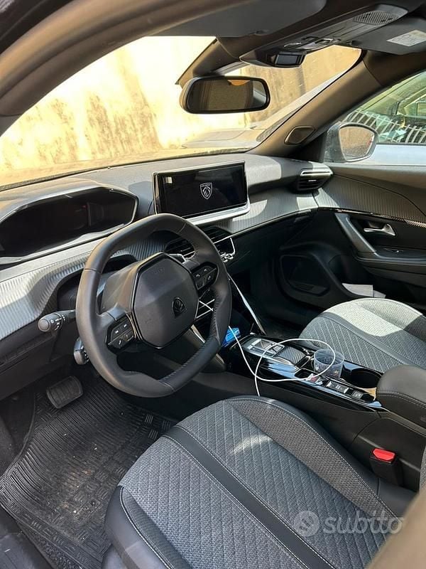 Usata Peugeot 2008 Allure 131 CV (96 kW) 2024 Nero SUV