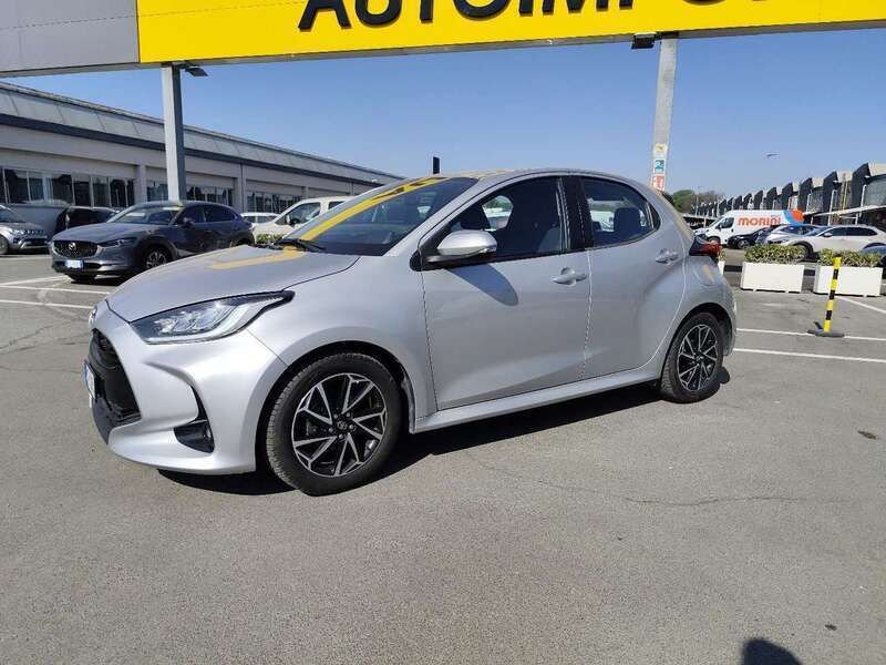 Usata Toyota Yaris Active 72 CV (52 kW) 2021 Grigio Berlina