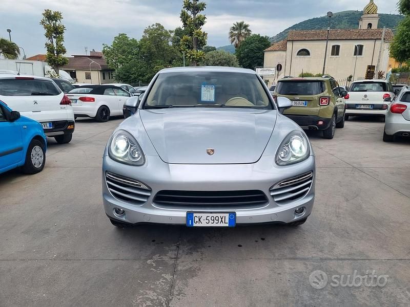 Usata Porsche Cayenne 240 CV (176 kW) 2011 Grigio SUV