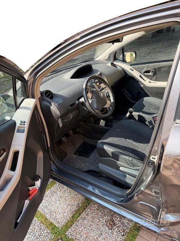 Second-hand Toyota Yaris 90 CP (66 kW) 2008 Gri Hatchback