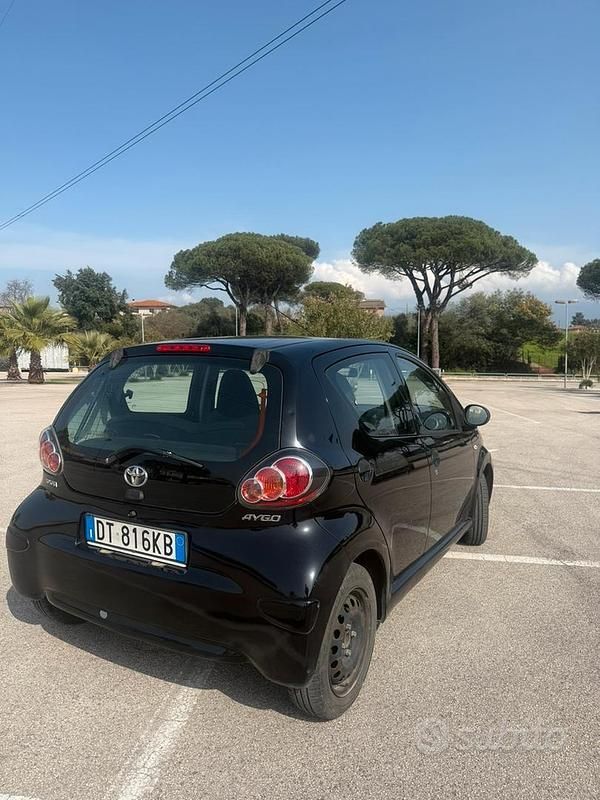 Second-hand Toyota Aygo 68 CP (50 kW) 2010 Negru Hatchback