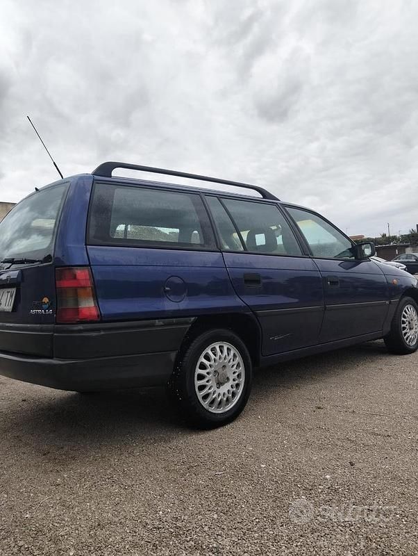 Usata Opel Astra 1995 Blu Station wagon