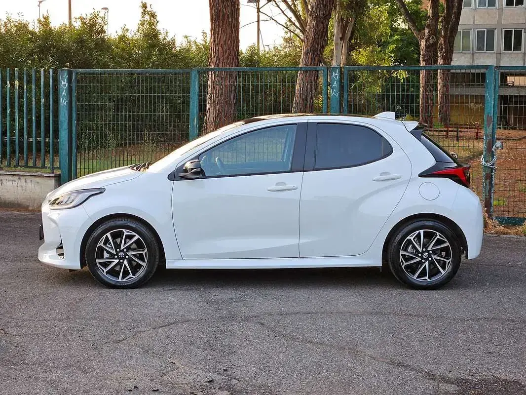 Usata Toyota Yaris Lounge 92 CV (67 kW) 2021 Bianco Utilitaria