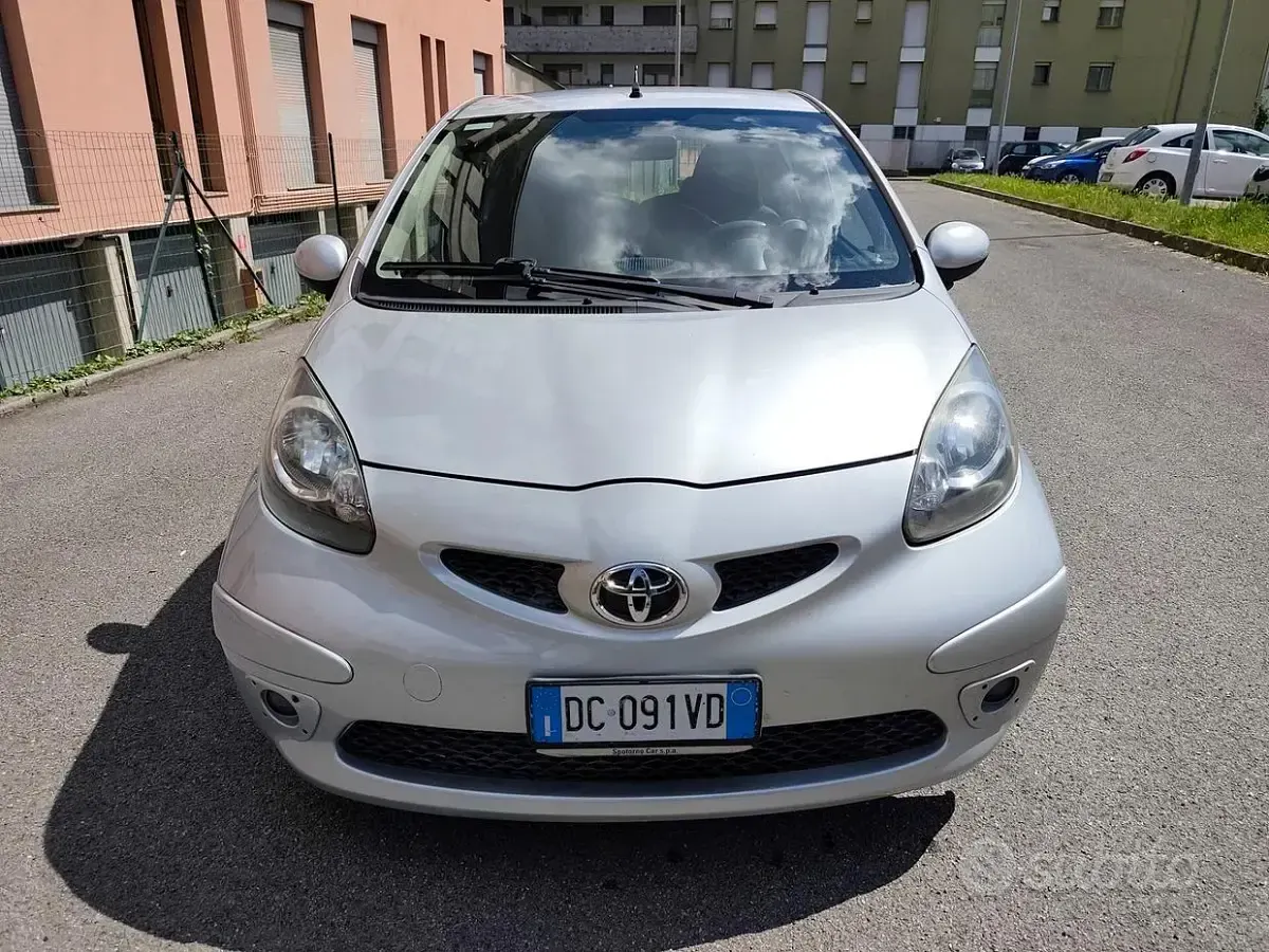 Second-hand Toyota Aygo 68 CP (50 kW) 2008 Gri Hatchback