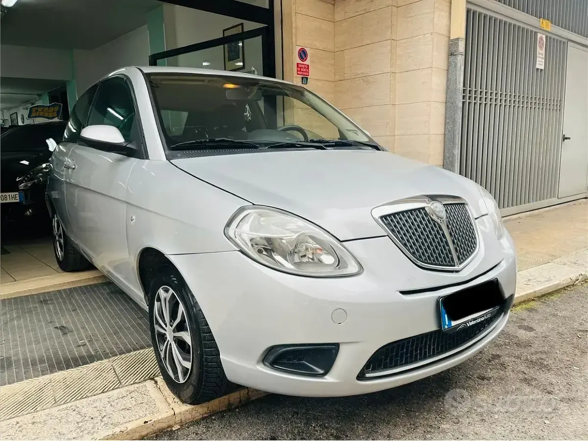 Usata Lancia Ypsilon 60 CV (44 kW) 2008 Grigio Utilitaria