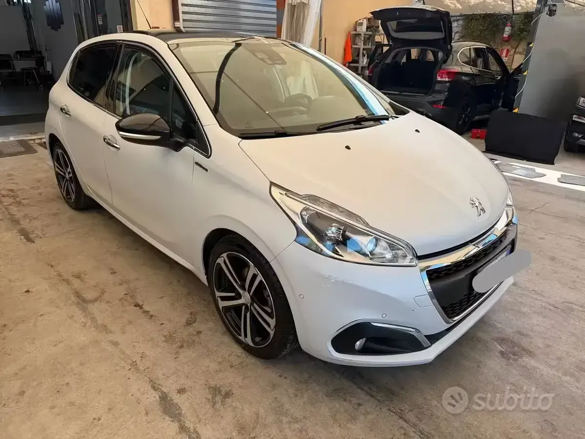 Usata Peugeot 208 GT-line 100 CV (73 kW) 2016 Bianco Utilitaria