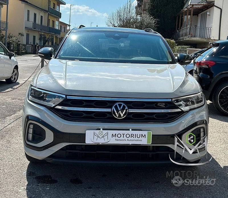 Usata VW T-Roc R-line 116 CV (85 kW) 2023 Marrone SUV