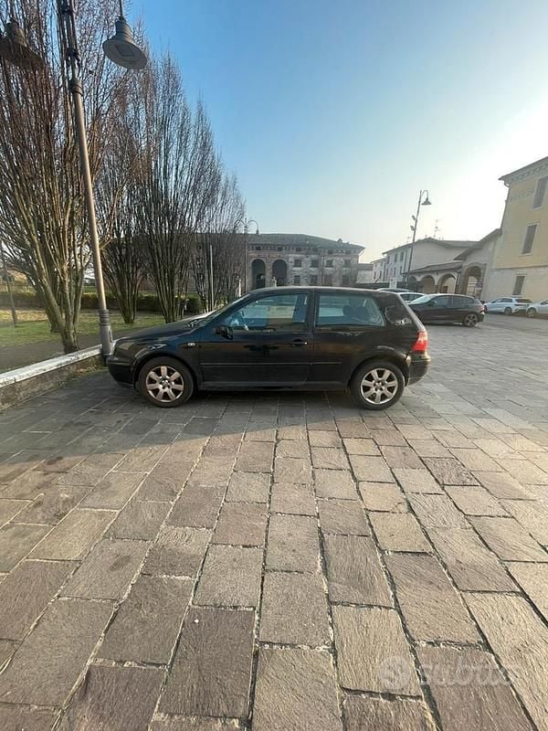 Usata VW Golf IV 101 CV (74 kW) 2003 Nero Berlina