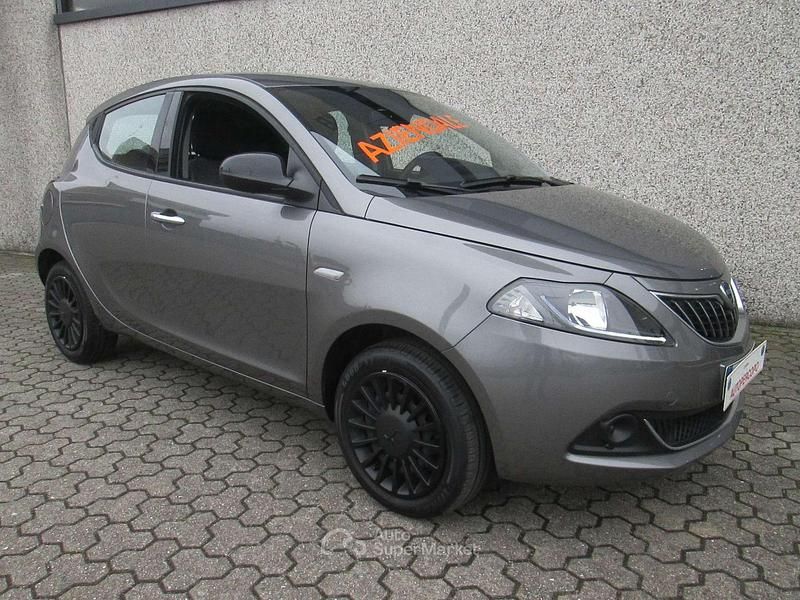Usata Lancia Ypsilon Silver 69 CV (50 kW) 2023 Grigio pietra Utilitaria