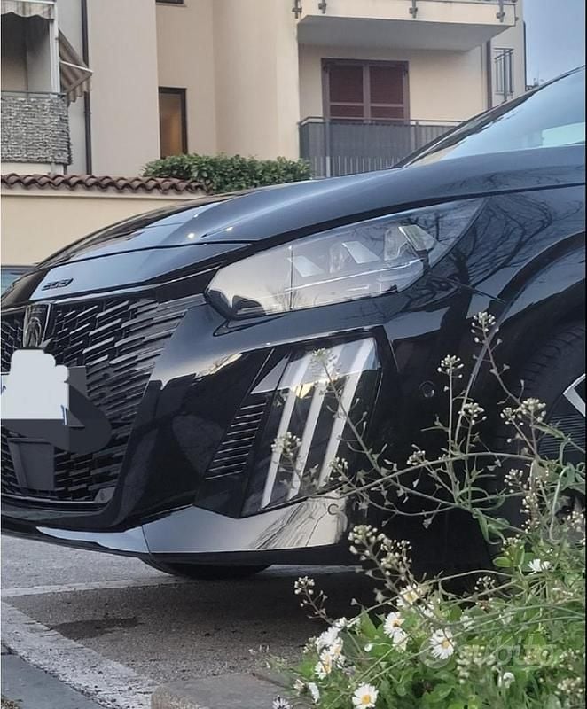 Usata Peugeot 208 GT-line 101 CV (74 kW) 2024 Nero Utilitaria
