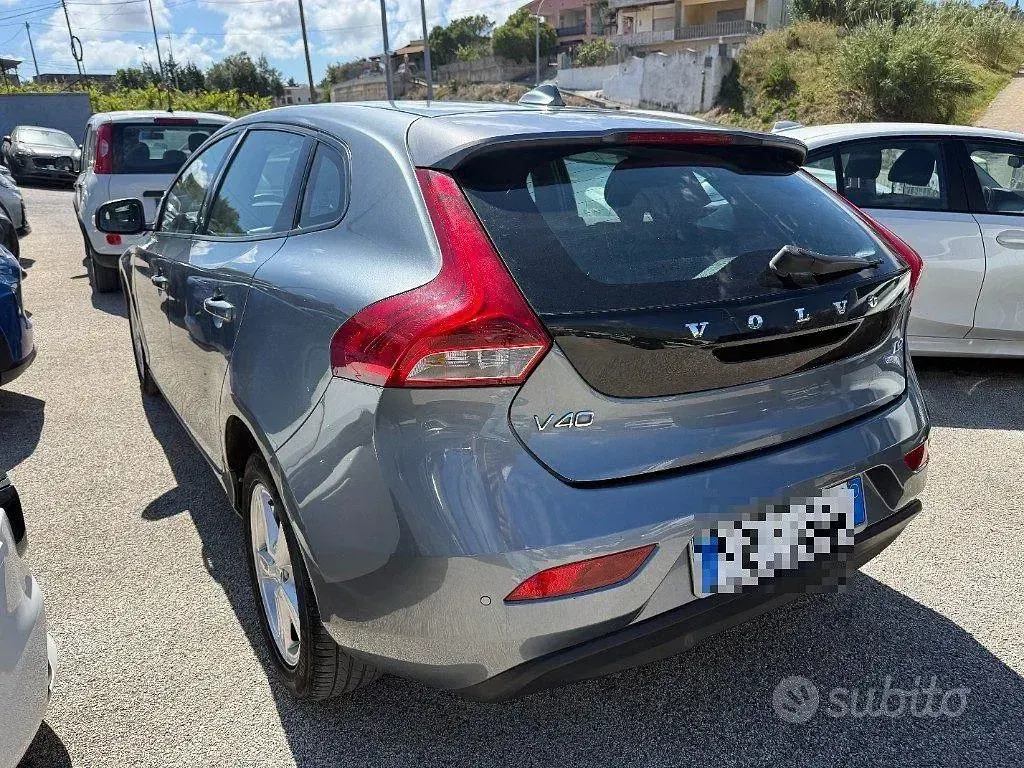 Usata Volvo V40 Momentum 120 CV (88 kW) 2016 Grigio Berlina